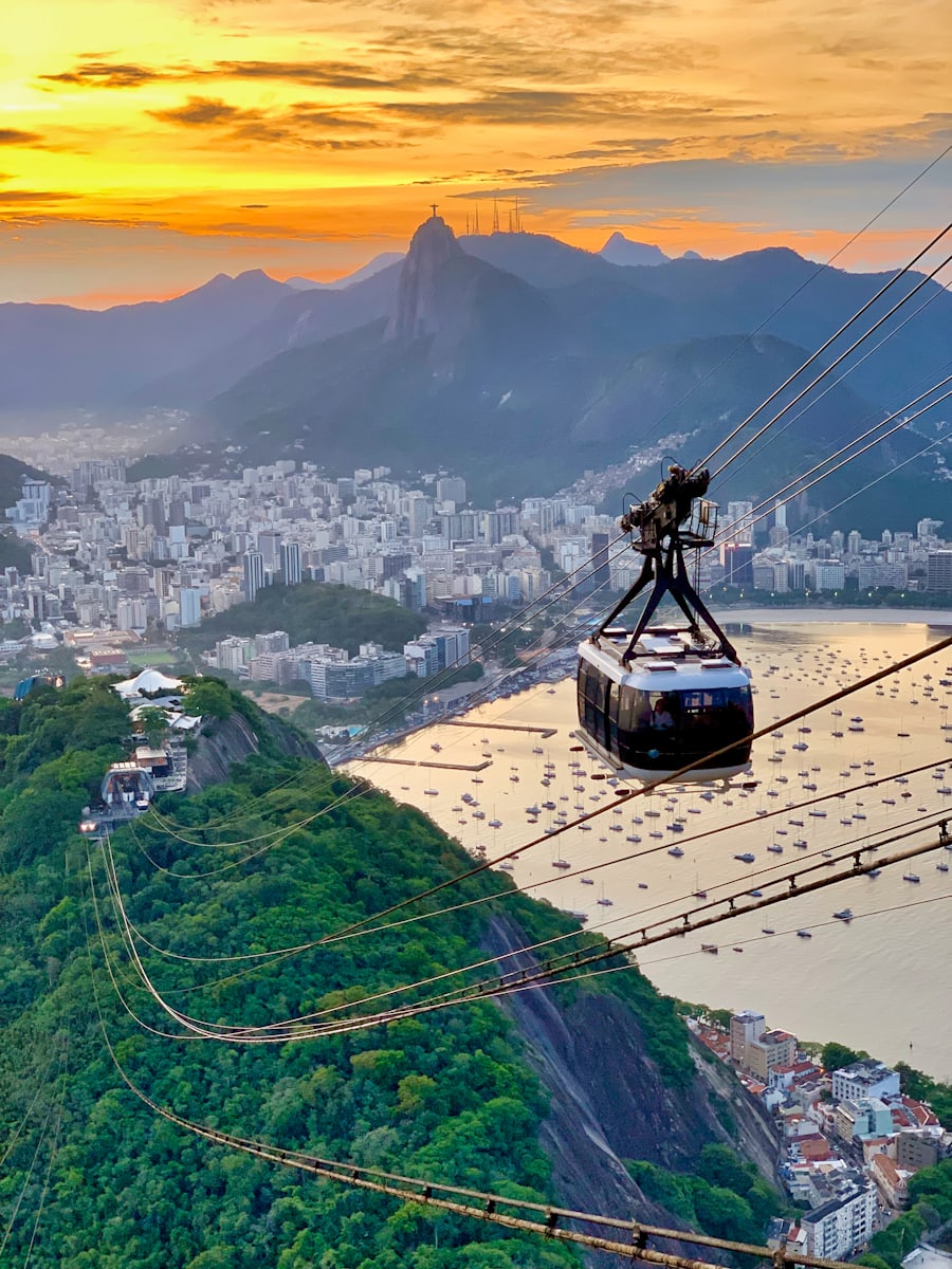 Bondinho do Pão de Açúcar ao entardecer, com o Cristo Redentor ao fundo