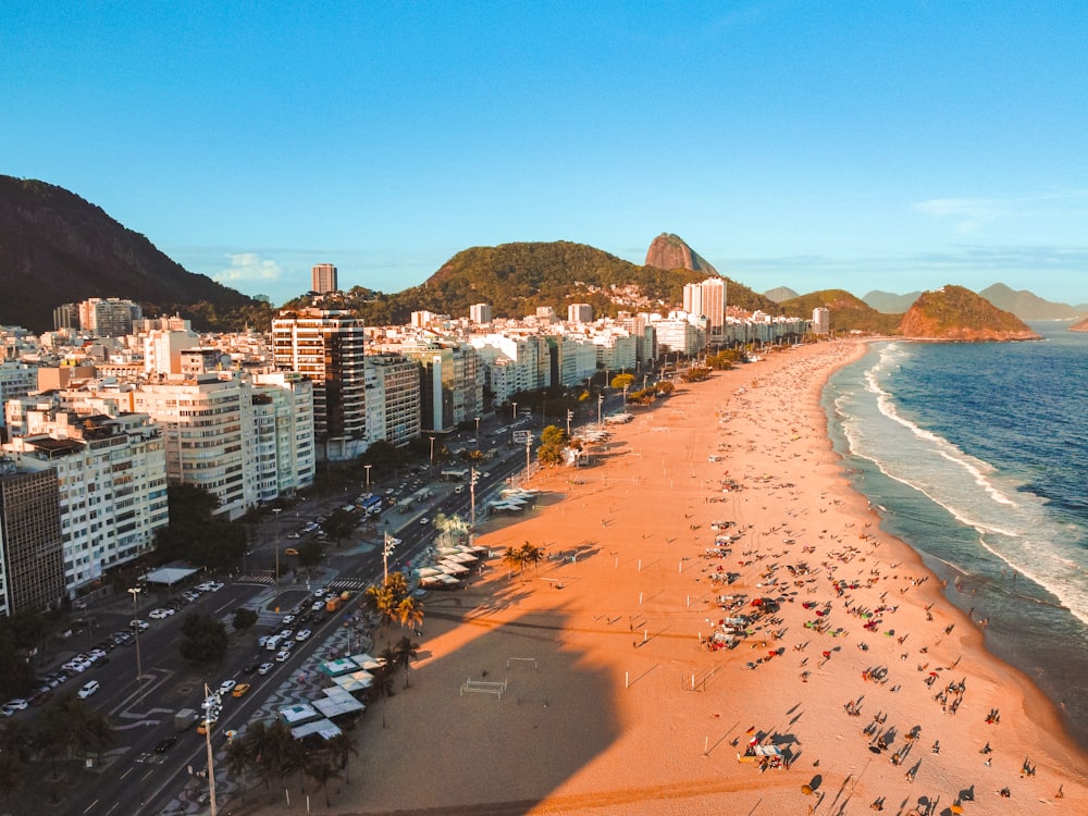 Praia de Copacabana vista do alto, com o calçadão e o Pão de Açúcar ao fundo